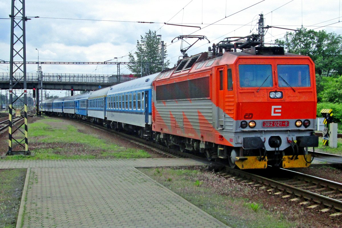 On 26 May 2015 CD 362 021 enters Ostrava hl.n. with a regional train to Bohumín.