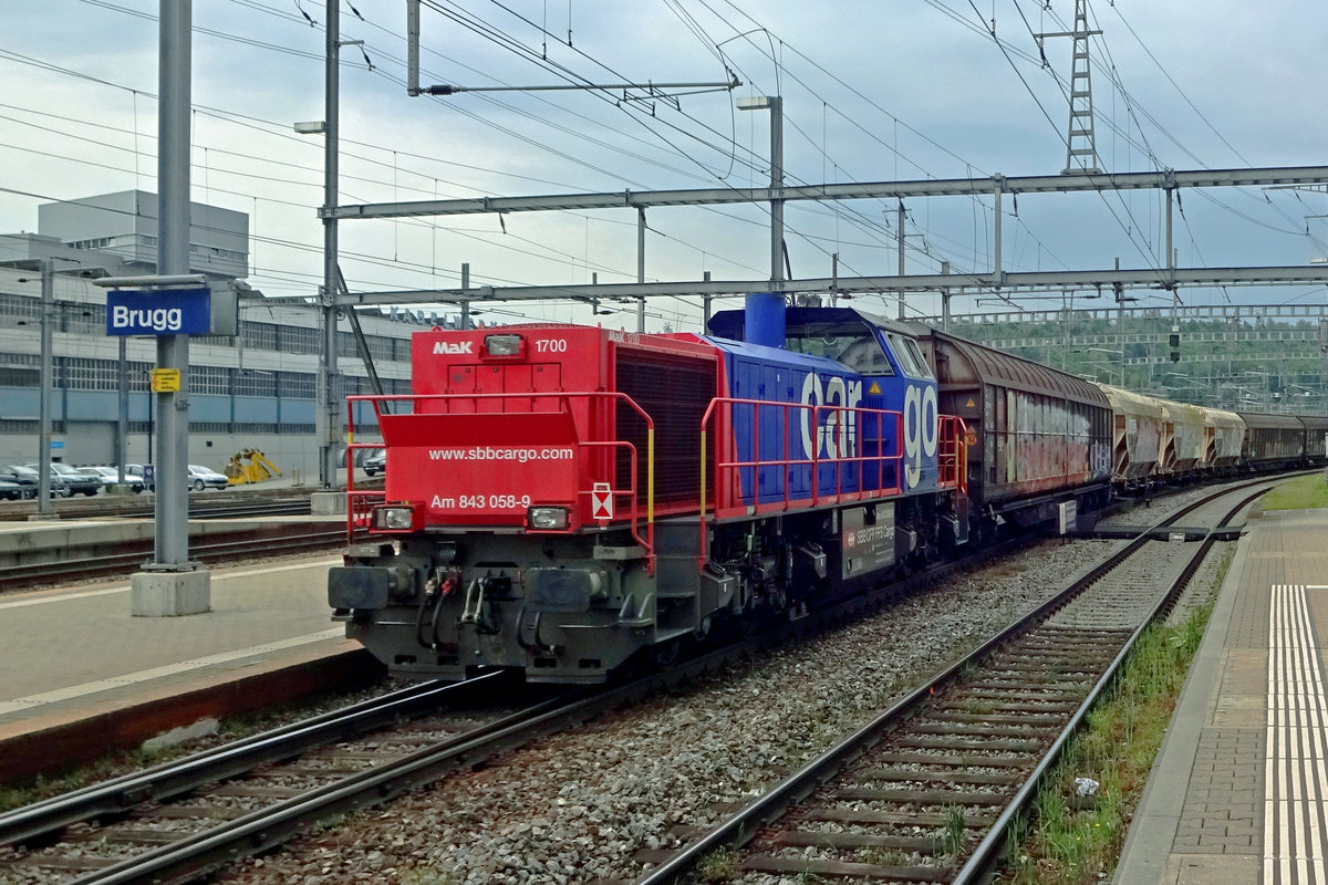 On 26 May 2019 SBB 843 058 hauls a mixed freight htrough Brugg AG.