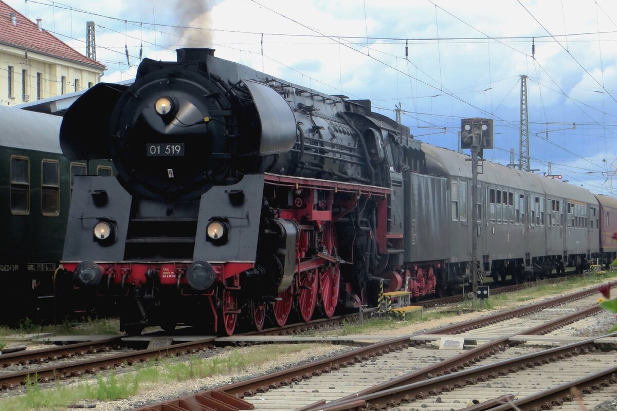 On 26 May 2022 a steam special from Stuttgart stands in Nördlingen with 01 519 at the helms.