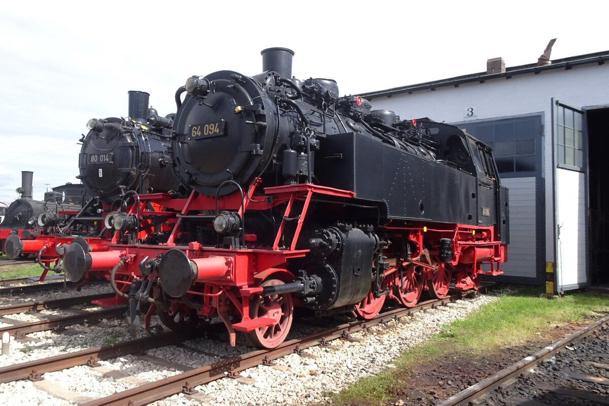 On 26 May 2022, steamer 64 094 stands at the BEM in Nördlingen.