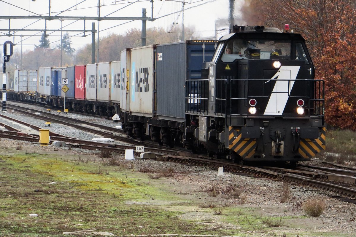 On 26 November 2020 RFO 1572/7110 hauls a container train through Blerick toward nearby Venlo. There she will run round and hauls the train toward Rotterdam-waalhaven, in the proces again passing through Blerick.