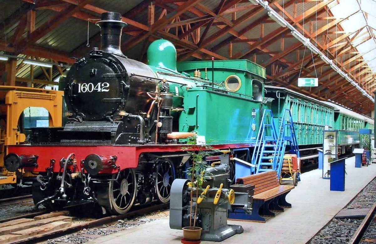 On 26 September 2009, ex-SNCB 16.042 stands in the CFV3V Museum at Treignes.