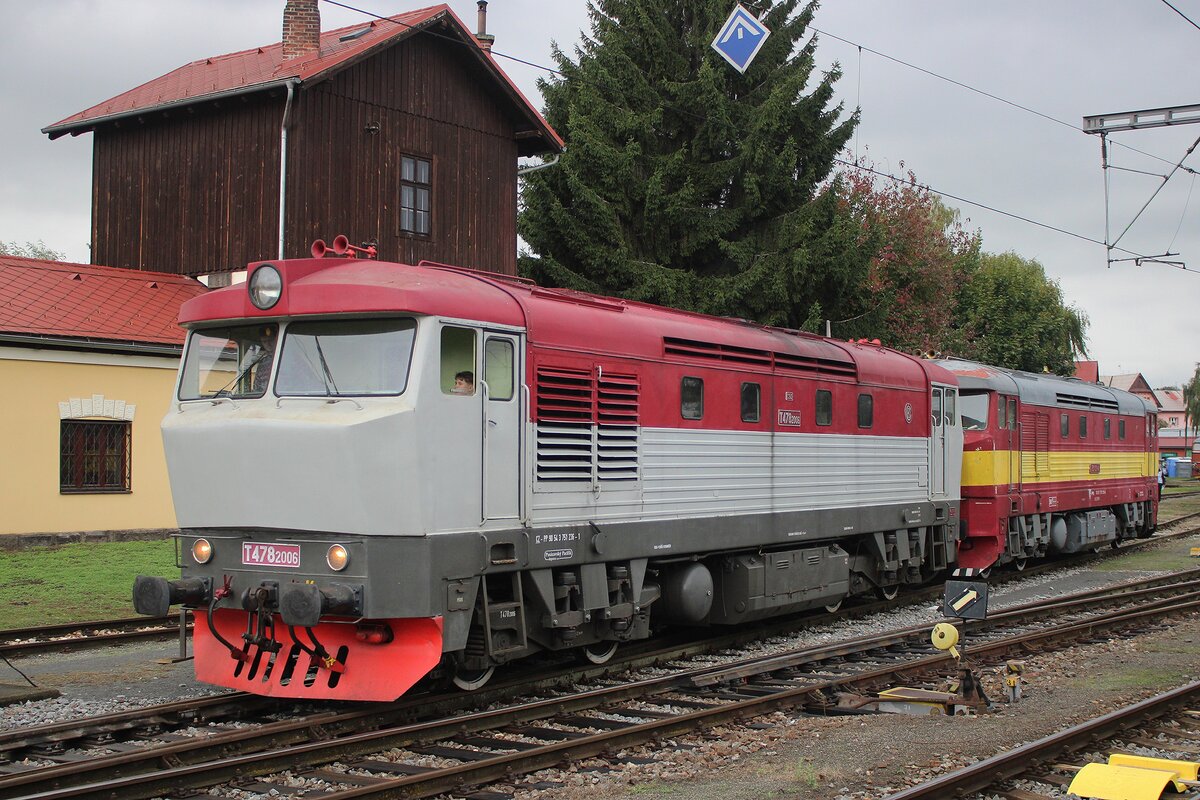 On 26 September 2025 T478-2006 shunts another Bardotka, albeit in red with yellow waiste band- at Benesov u Prahy.