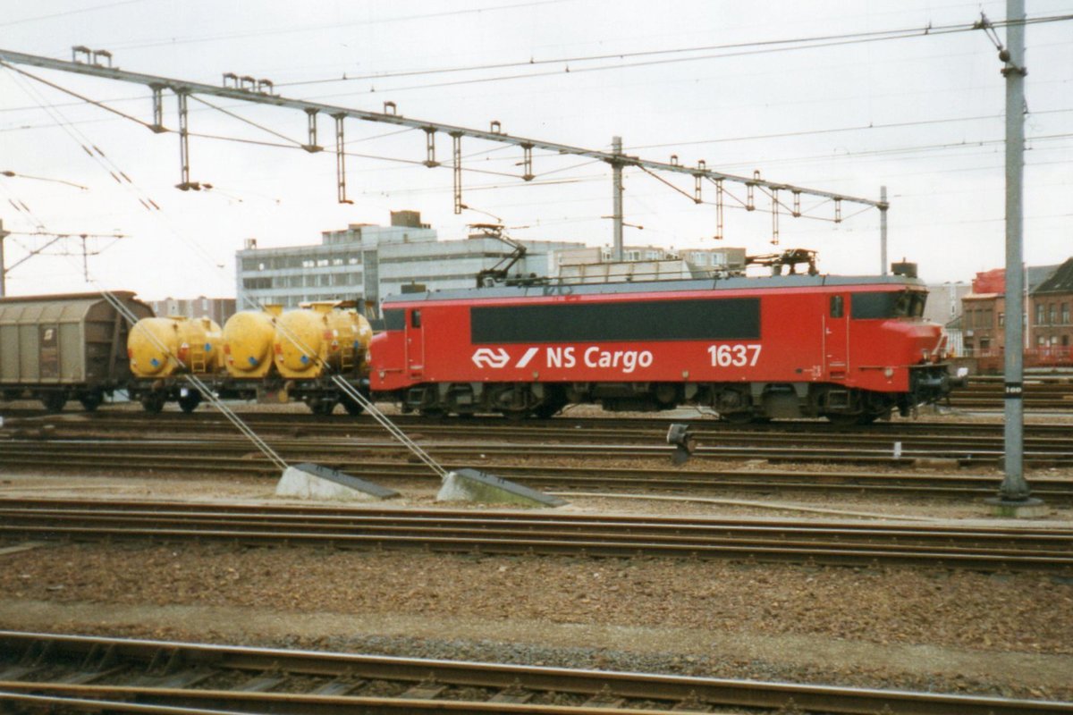 On 27 April 2000 NS Cargo 1637 (the only member to receive the NS Cargo colours) leaves Venlo with a mixed freight.