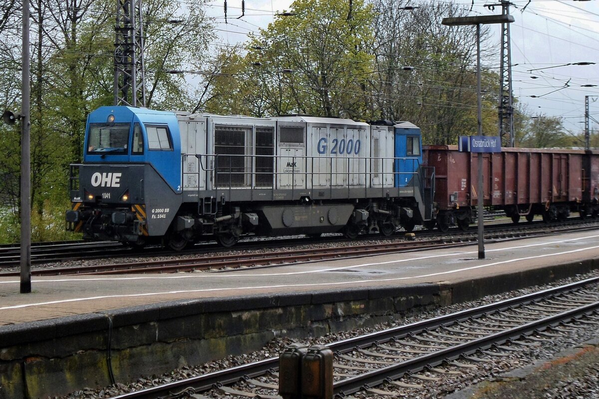 On 27 April 2016 OHE 1041 thunders through Osnabrück. 