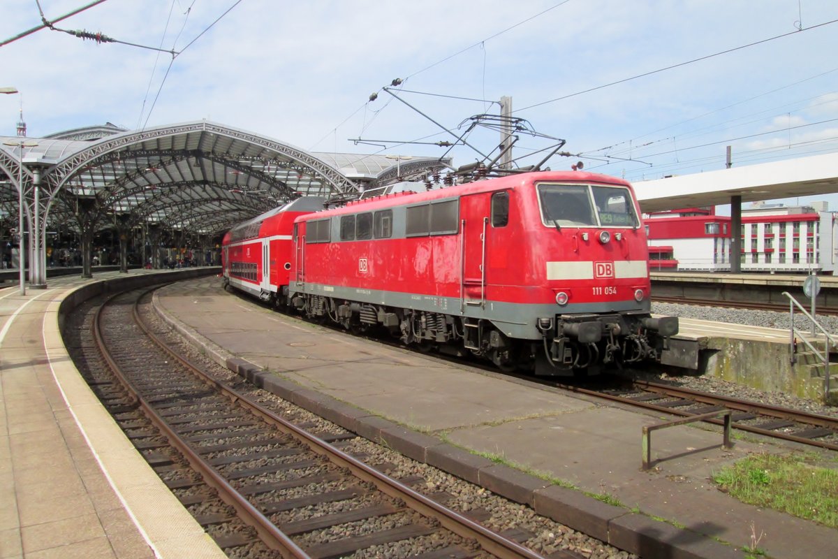 On 27 April 2018 DB 111 054 calls at Köln Hbf.