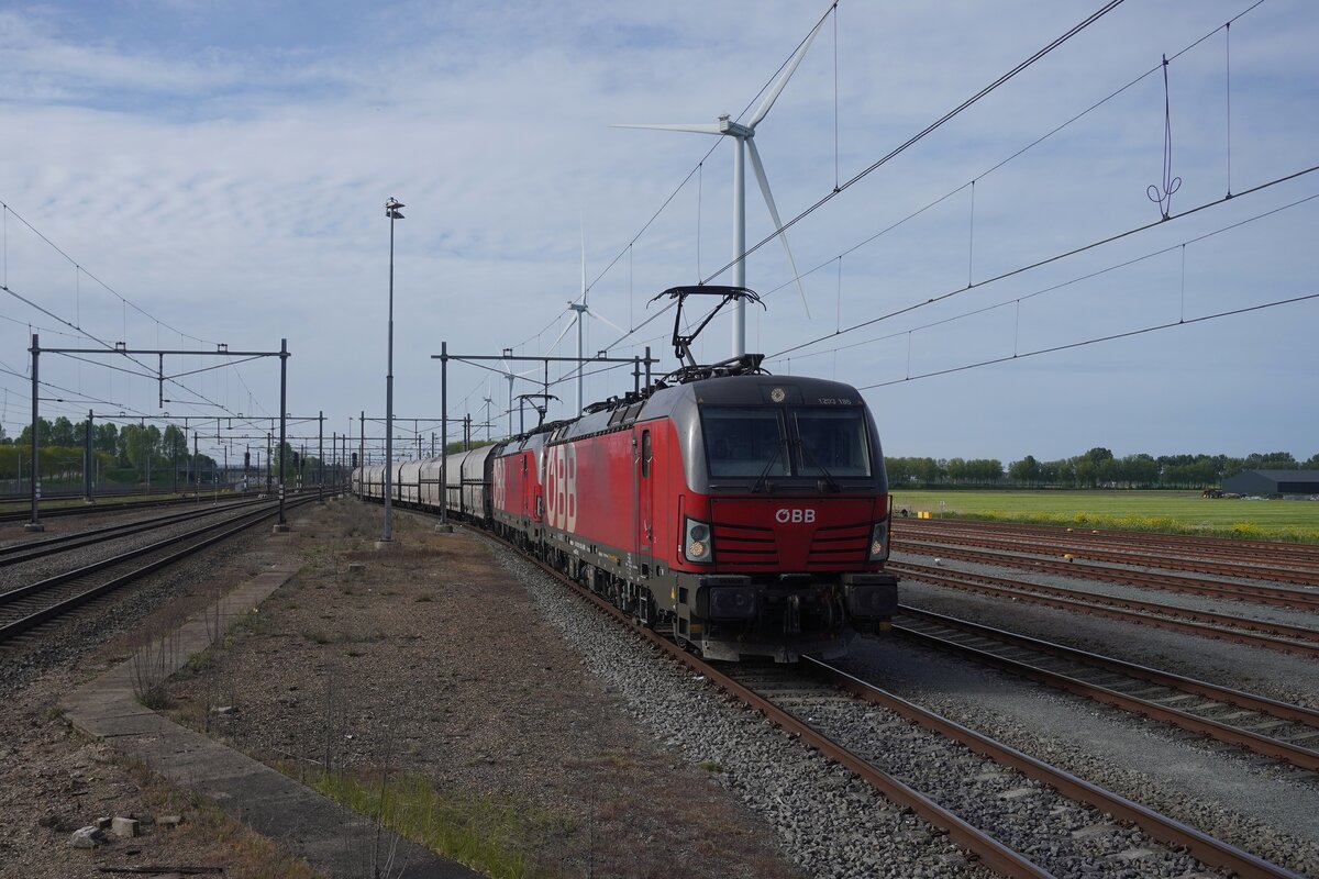 On 27 April 2026 RC/�BB 1293 185 hauls a sister loco and a coal train slowly through Lage Zwaluwe towards Venlo and Germany. Since RCC took over Captrain Netherlands, the deployment of �BB Vectrons Class 1293 in the Netherlands has increased massively.