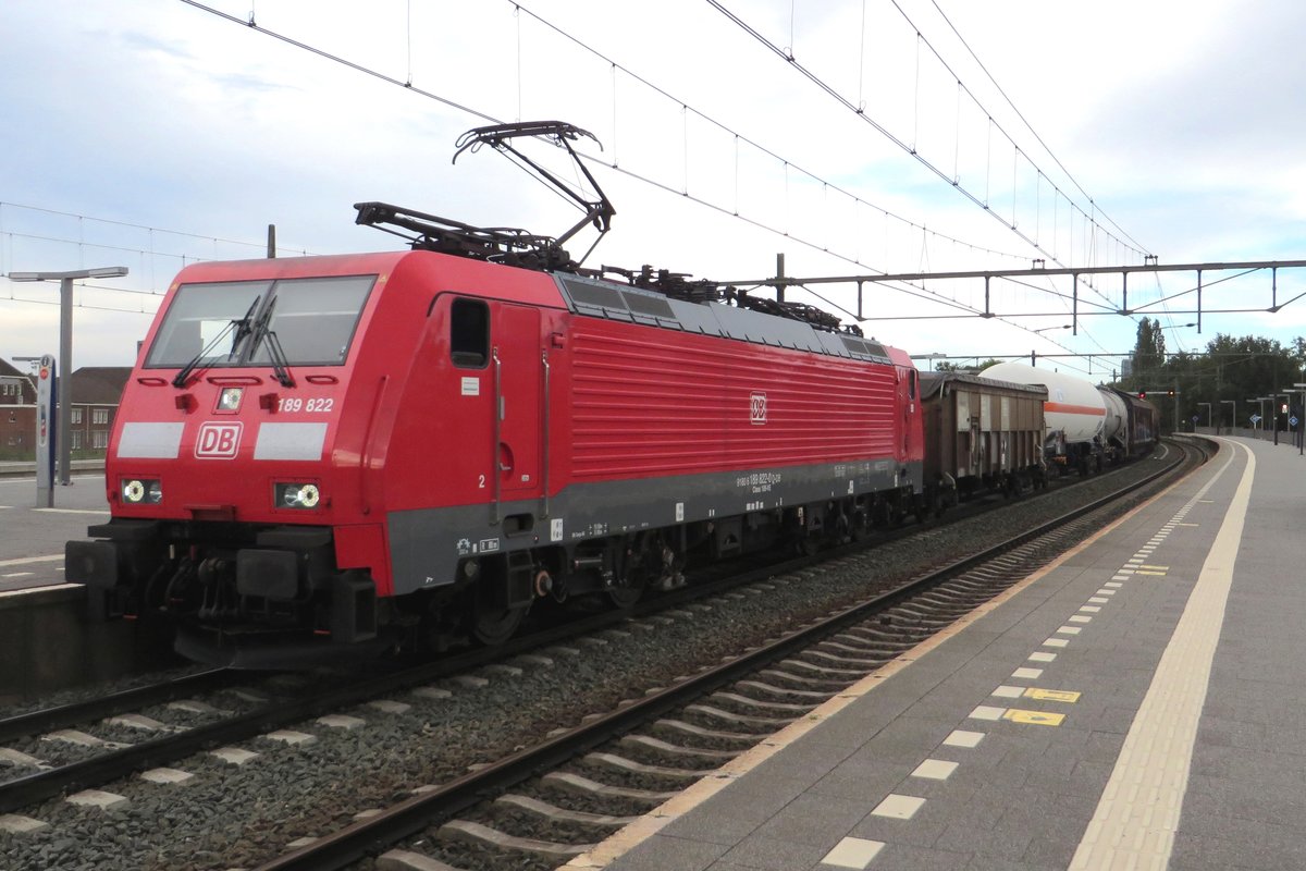 On 27 August 2020 DB 189 822 hauls a mixed freight through Blerick.