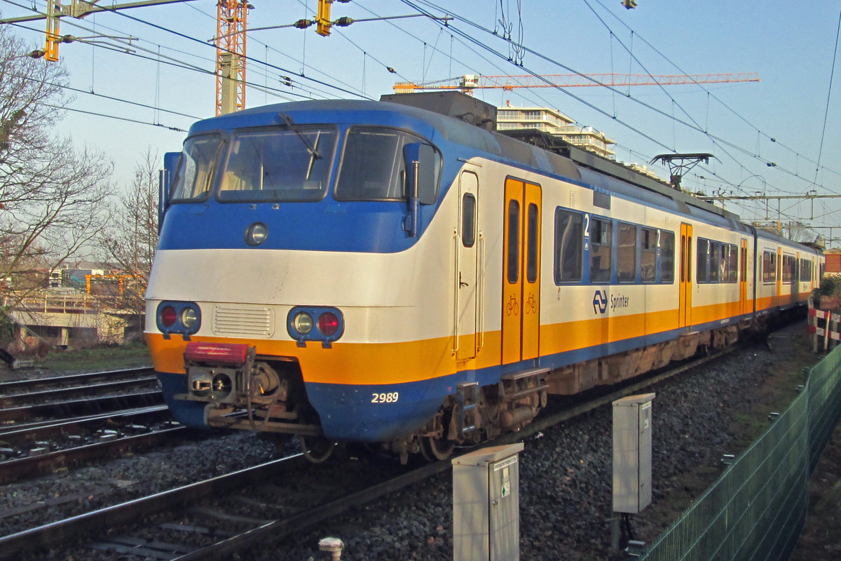 On 27 December 2016, NS Reizigers 2989 leaves Nijmegen.