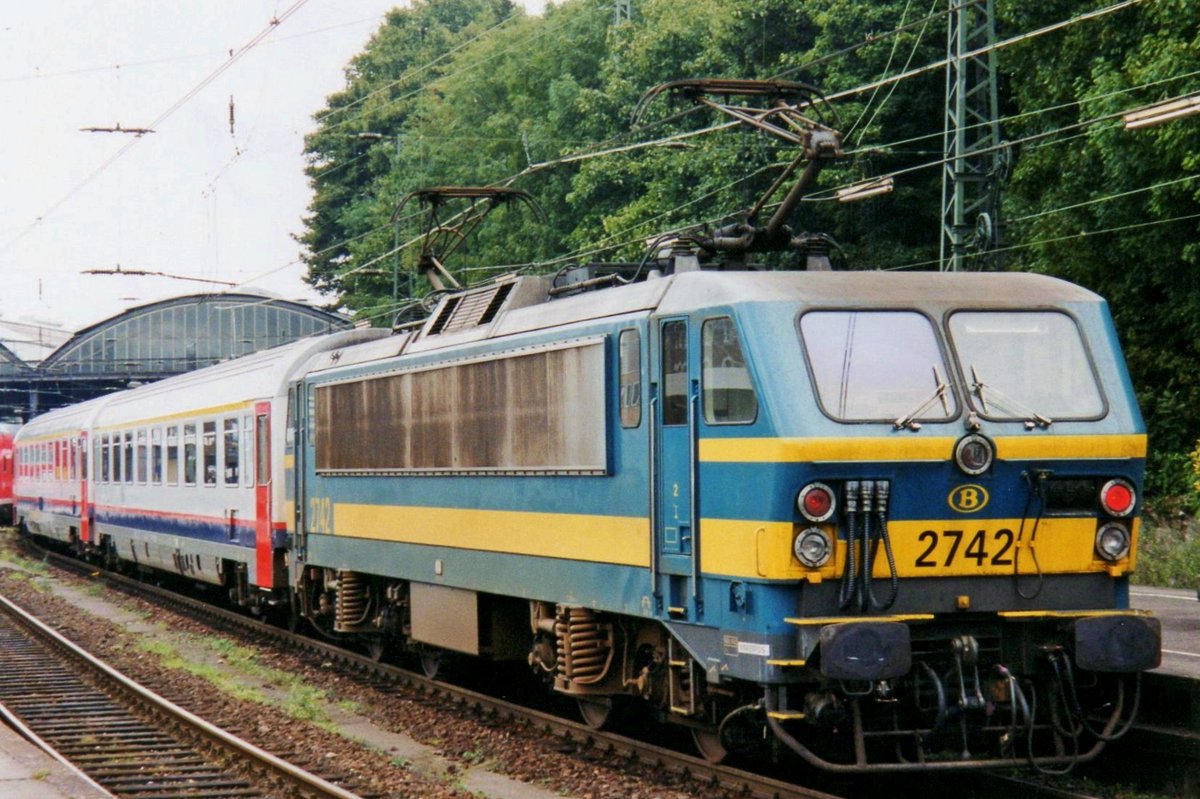 On 27 January 2001 NMBS 2742 stands in front of an International fast train to Oostende at Aachen Hbf.