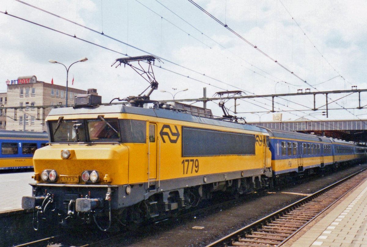 On 27 July 2003 NS 1779 stands in Den Haag CS.