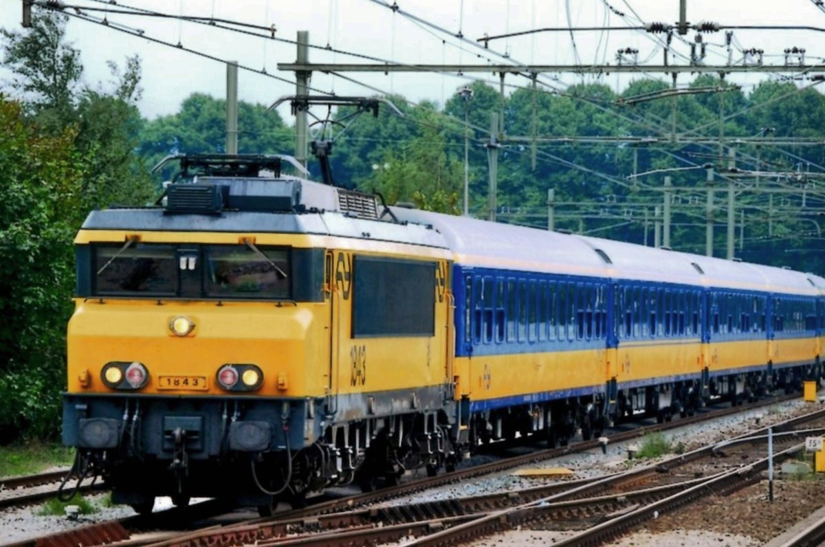 On 27 July 2006 NS 1843 speeds through Hilversum with an IC service to Amersfoort, consisting of former DB coaches.