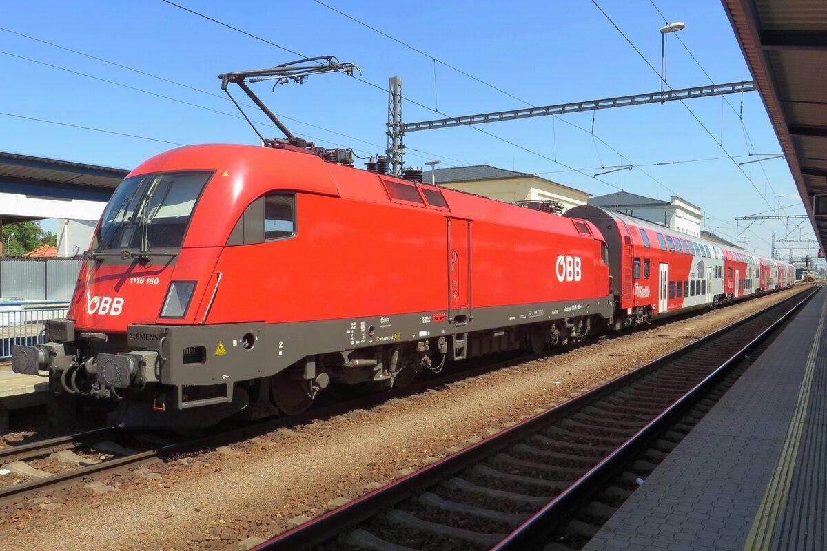 On 27 June 2022 ÖBB 1116 180 stands at Breclav with a regional train to Vienna.