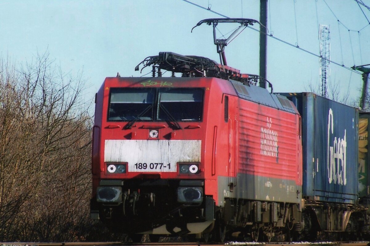 On 27 march 2007 RaiLioN 189 077 passes through Alverna. 