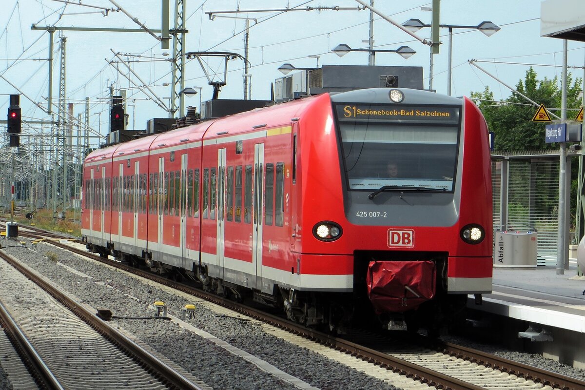 On 27 May 2021 DB 425 007 calls at Magdeburg Hbf.