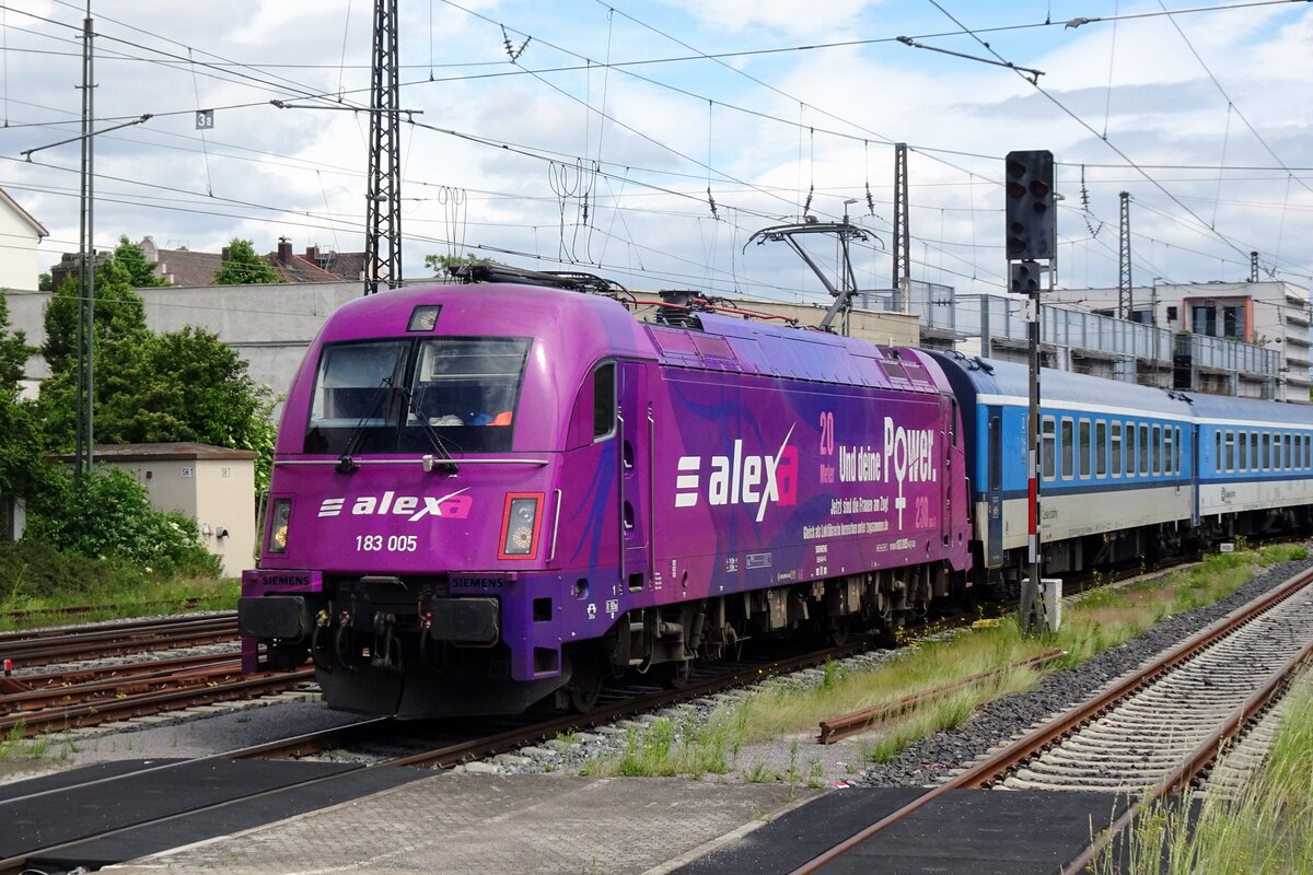 On 27 May 2022 ALEX(A) 183 005 brings some Girl Power into Regensburg Hbf.