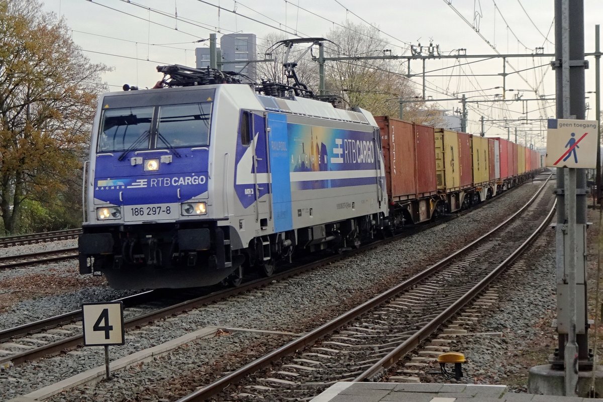 On 27 November 2020 RTB 186 297 hauls a container train through Blerick. 