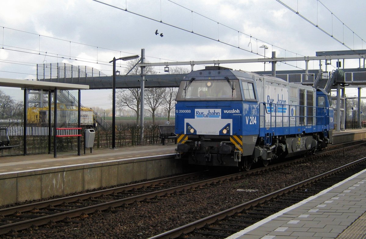 On 27 September 2009 RTB V 204 runs light through Lage Zwaluwe.