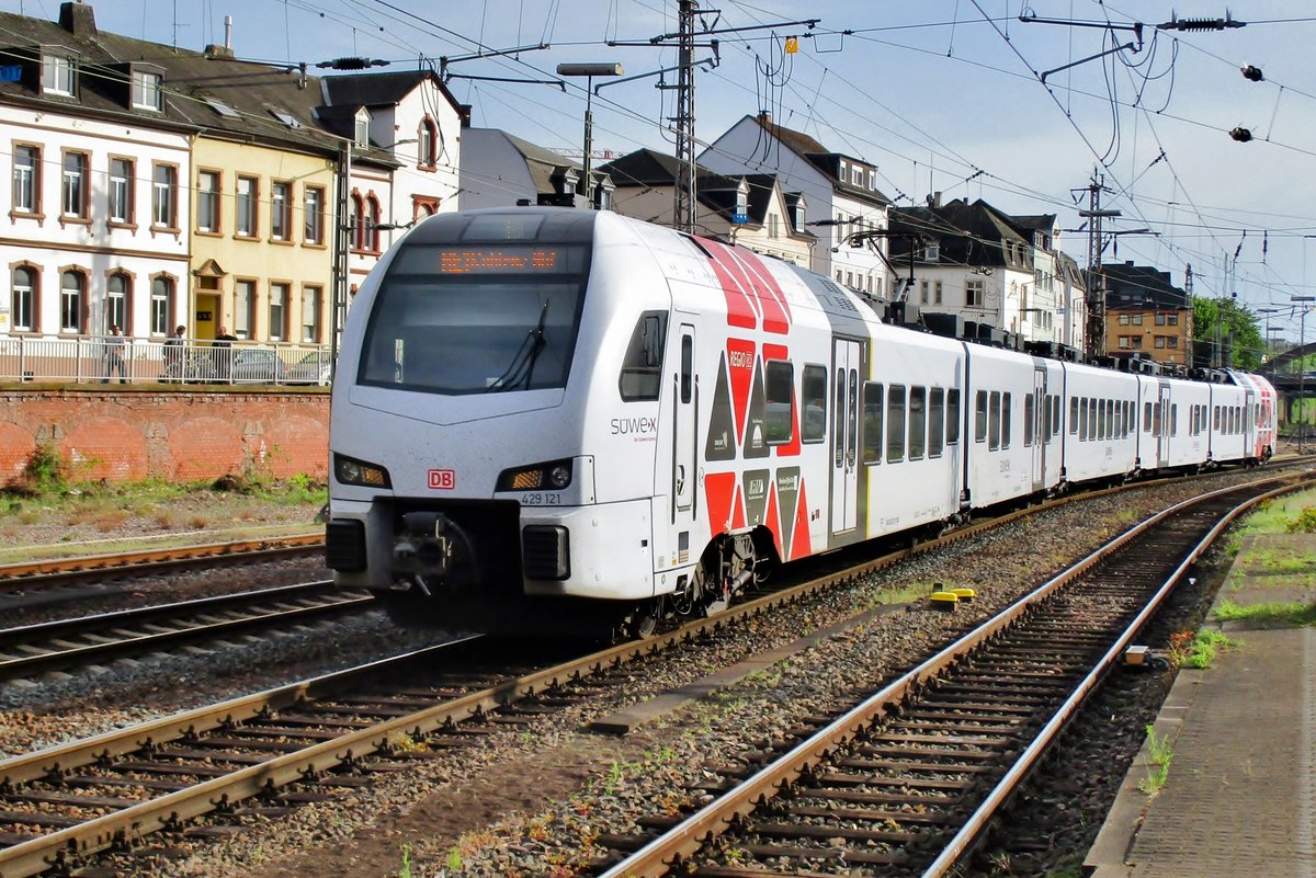On 28 April 2018 DB 429 121 enters Trier Hbf.