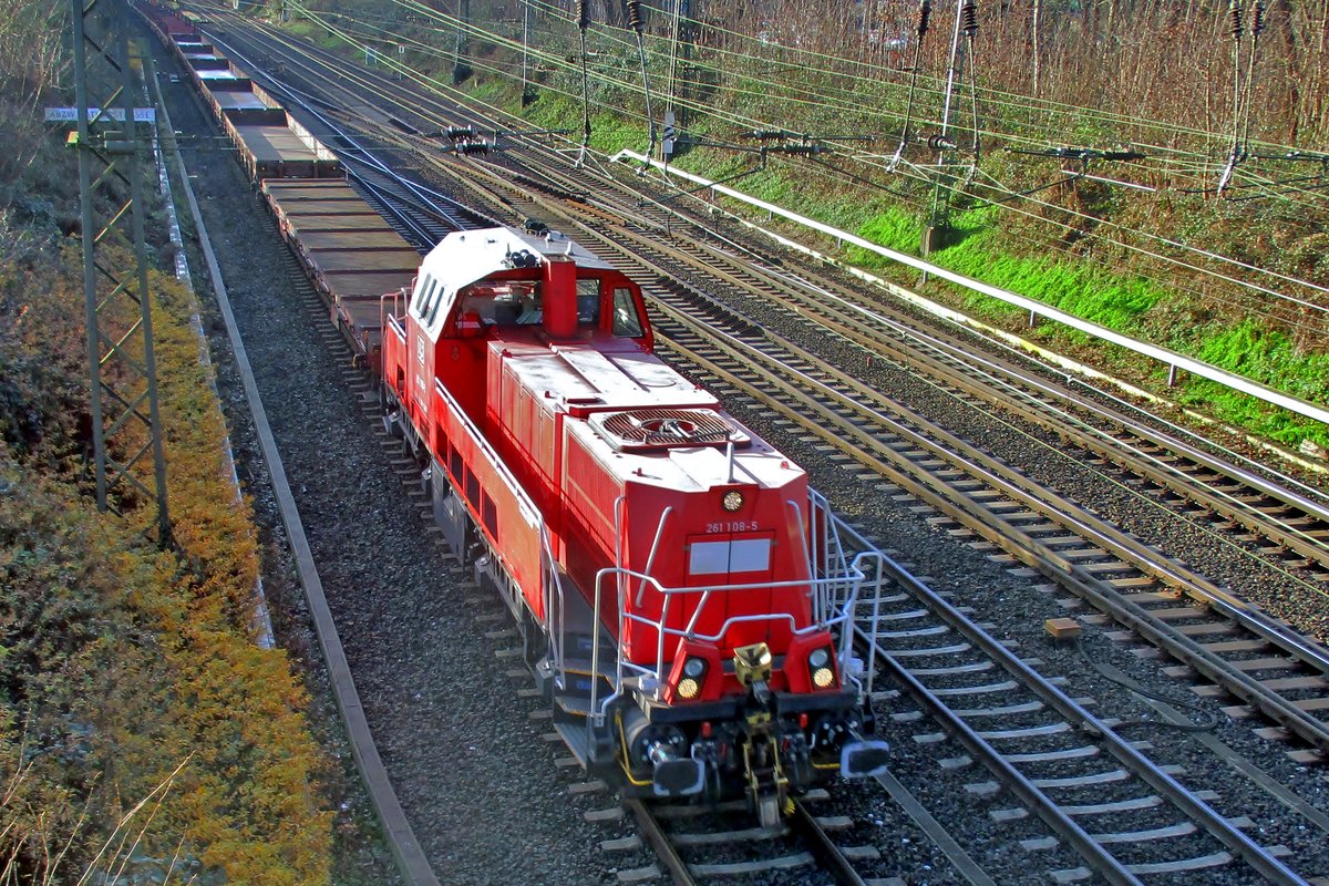 On 28 December 2017 DB 261 108 hauls a steel train through Duisburg-Lotharstrasse.