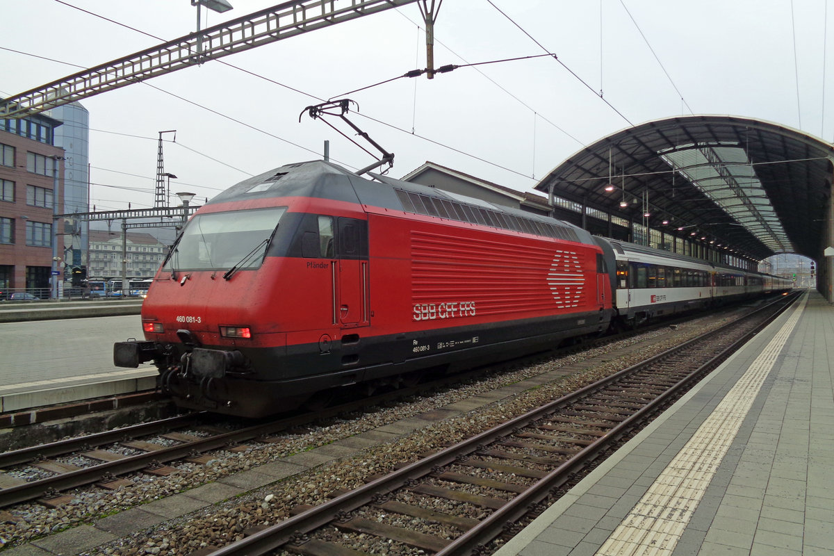 On 28 December 2018, SBB 460 081 calls at Olten.