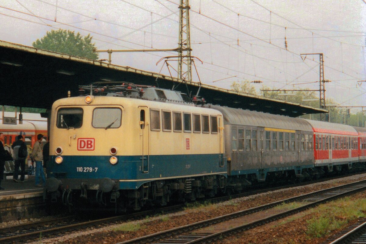 On 28 July 1999 DB 110 279 calls at Köln West with a regional train to Mönchengladbach.