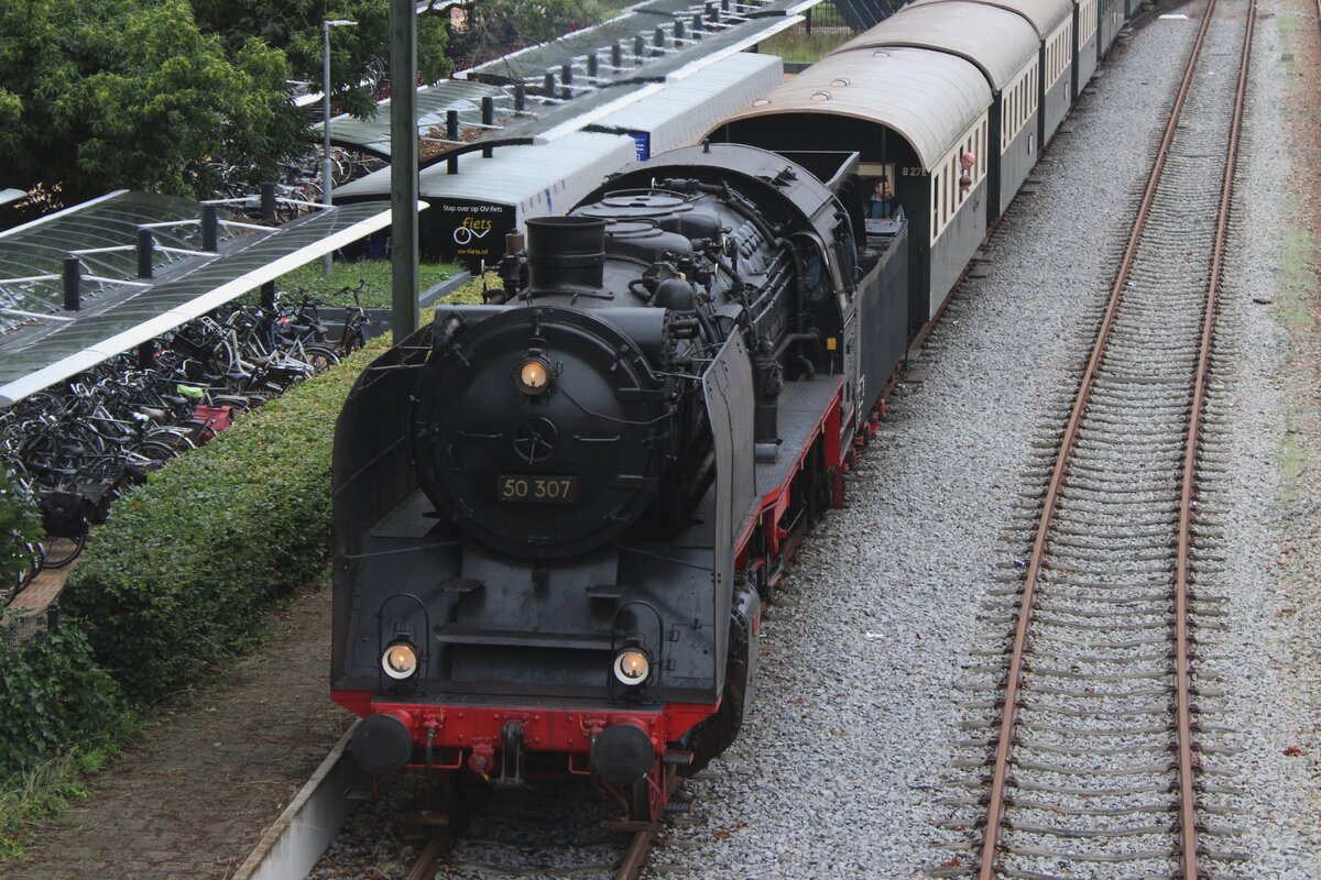 On 28 July 2023 VSM's 50 307 enters Dieren with a seasonal steam shuttle to Beekbergen.