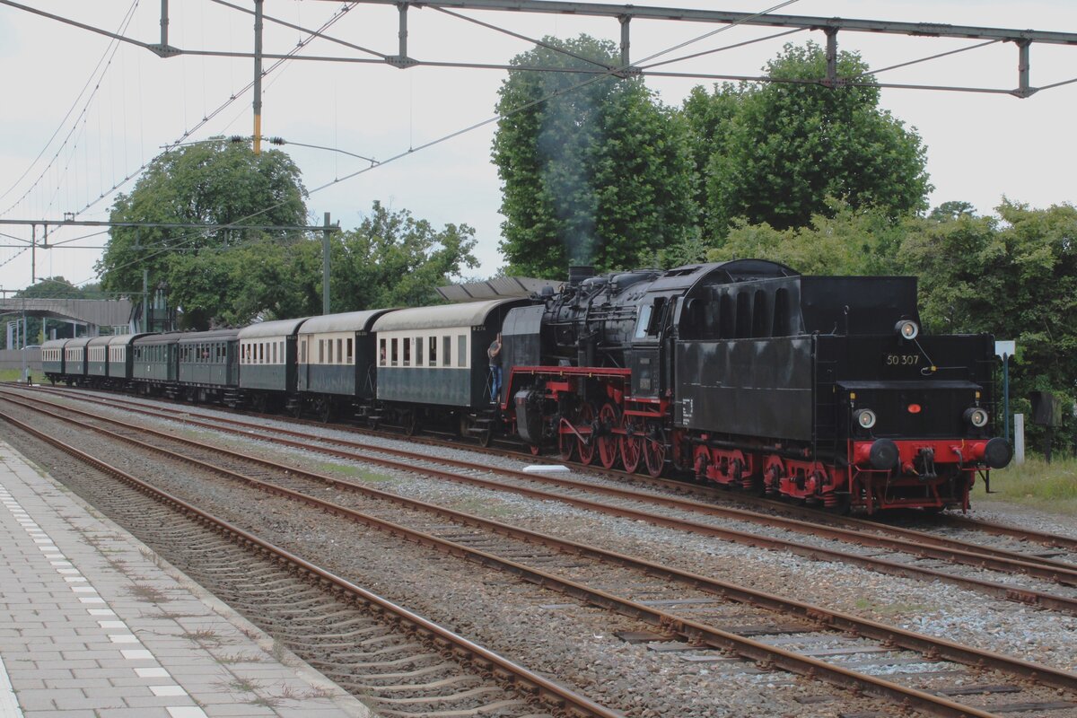 On 28 July 2023 VSM's 50 307 leaves Dieren with a seasonal steam shuttle to Beekbergen.