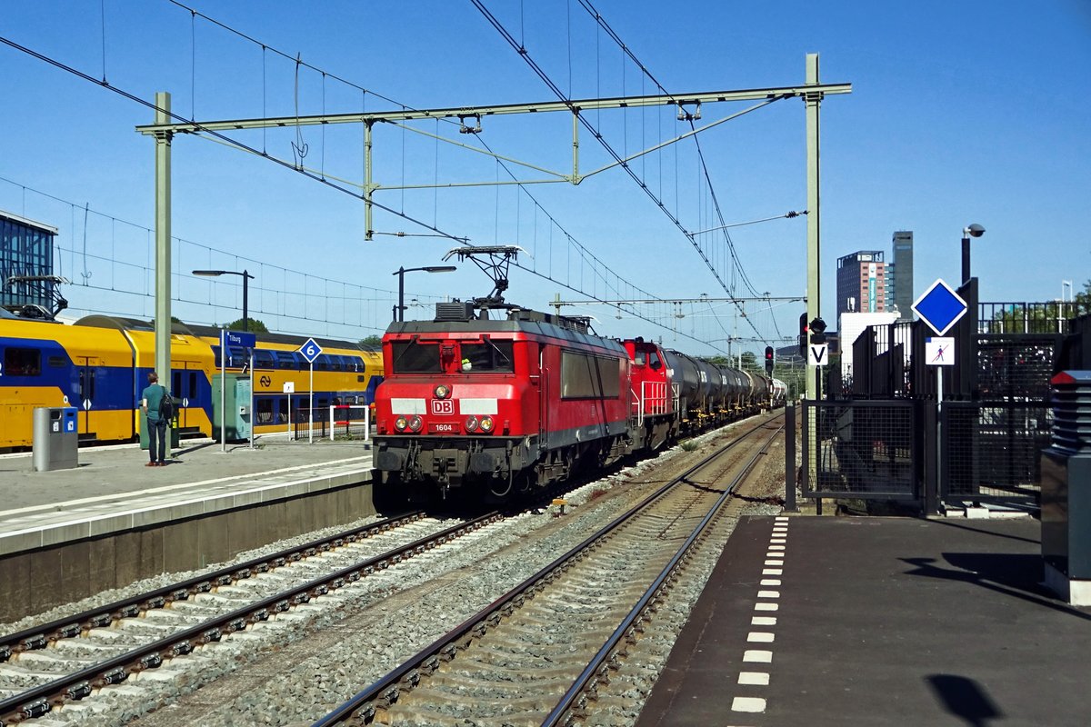 On 28 June 2019 an oil train headed by 1604 passes through Tilburg.