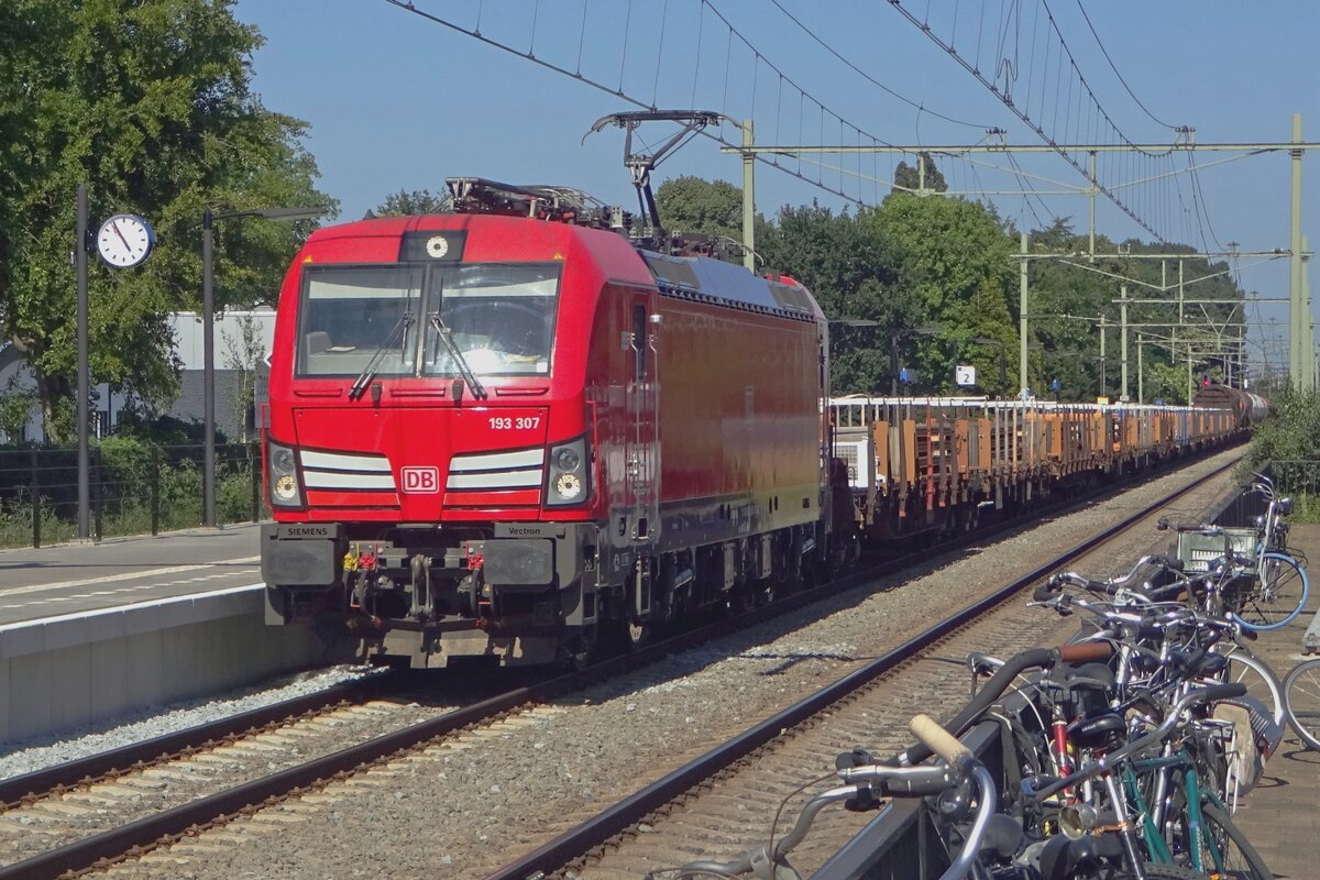 On 28 June 2019 DBC 193 307 hauls a mixed freight through Oisterwijk toward Tilburg and Kijfhoek.