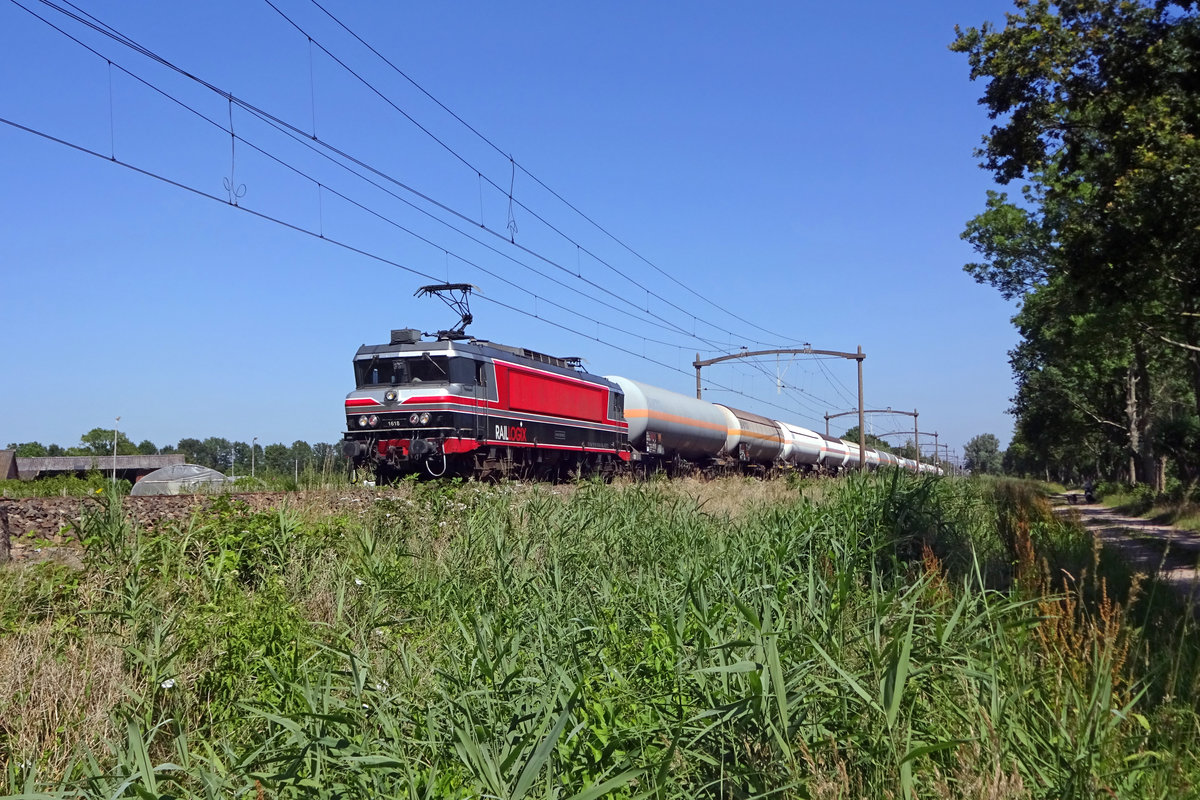 On 28 June 2019 RaiLogix 1618 speeds through Oisterwijk with the almost daily Liquid Petrified Gas train.