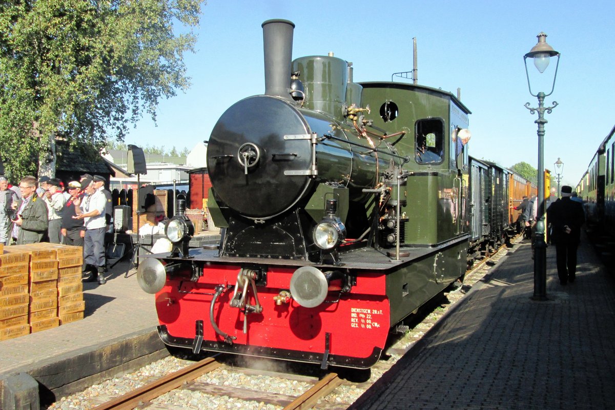 On 28 March 2013, tram loco SHM-26  Ir. Bosboom  stands in Wognum-Niboxwoud. This station is restored into her original condition and serves as a handy cross-over point on the museum line of the SHM.