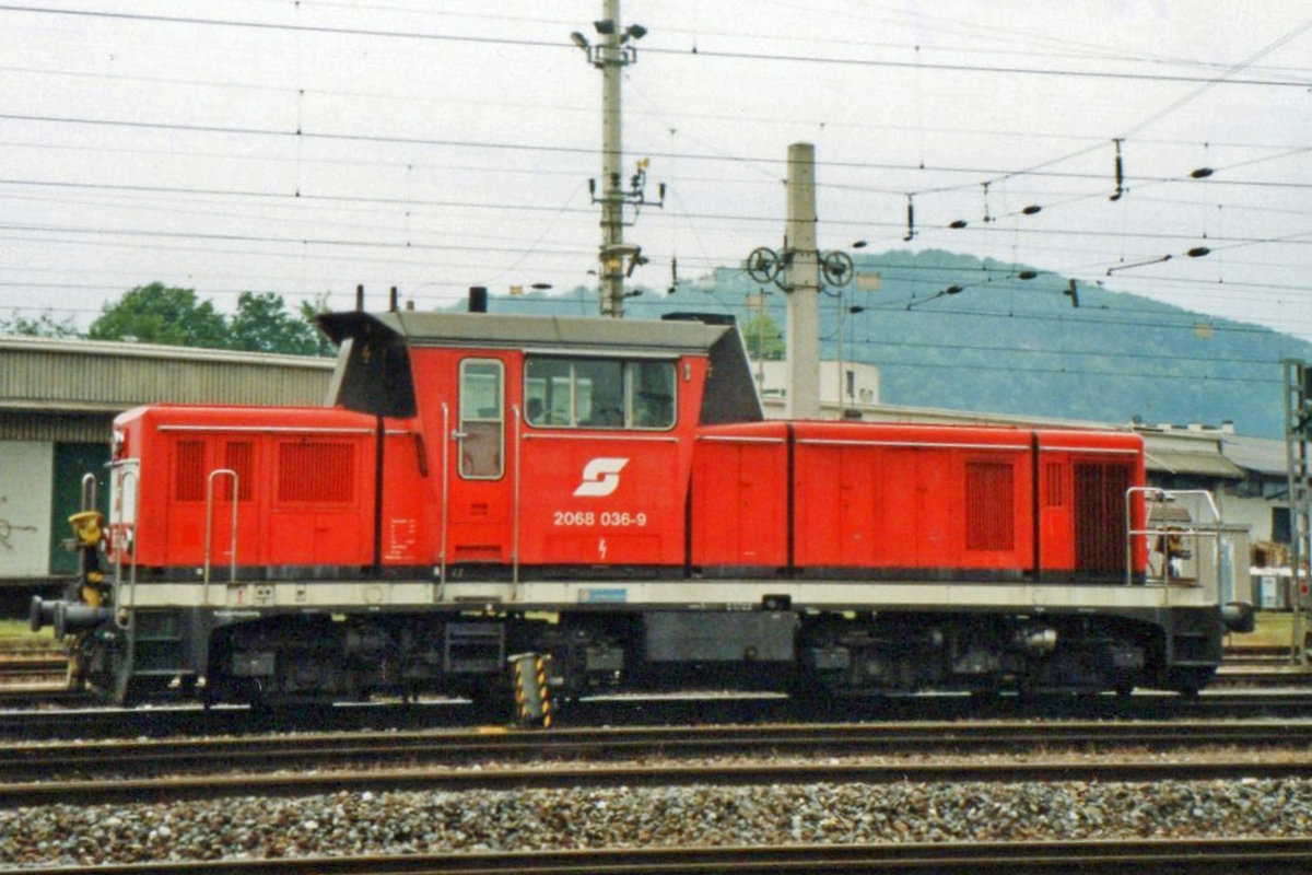 On 28 May 2004 ÖBB 2068 036 runs light through Innsbruck.