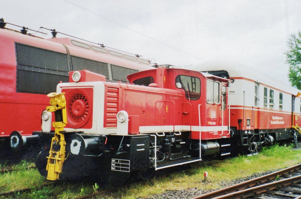 On 28 May 2006, ex-DB 335 200 stands in Darmstadt-Kranichstein.