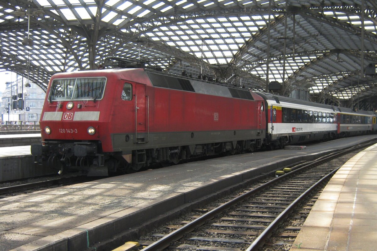 On 28 May 2014 DB 120 143 calls at Köln Hbf with an EuroCity from Zürich HB to Dortmund Hbf.
