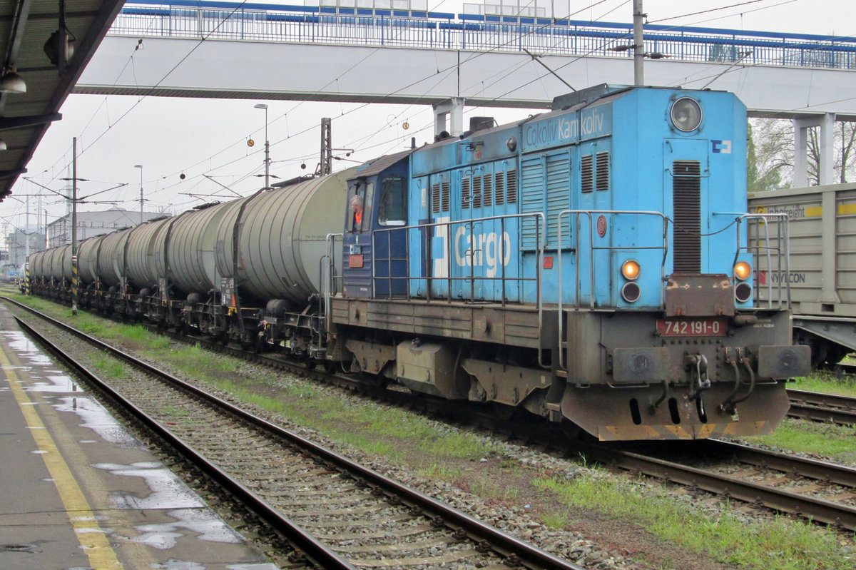 On 28 May 2015 CD 742 191 shunts a tank train in Ostrava hl.n.