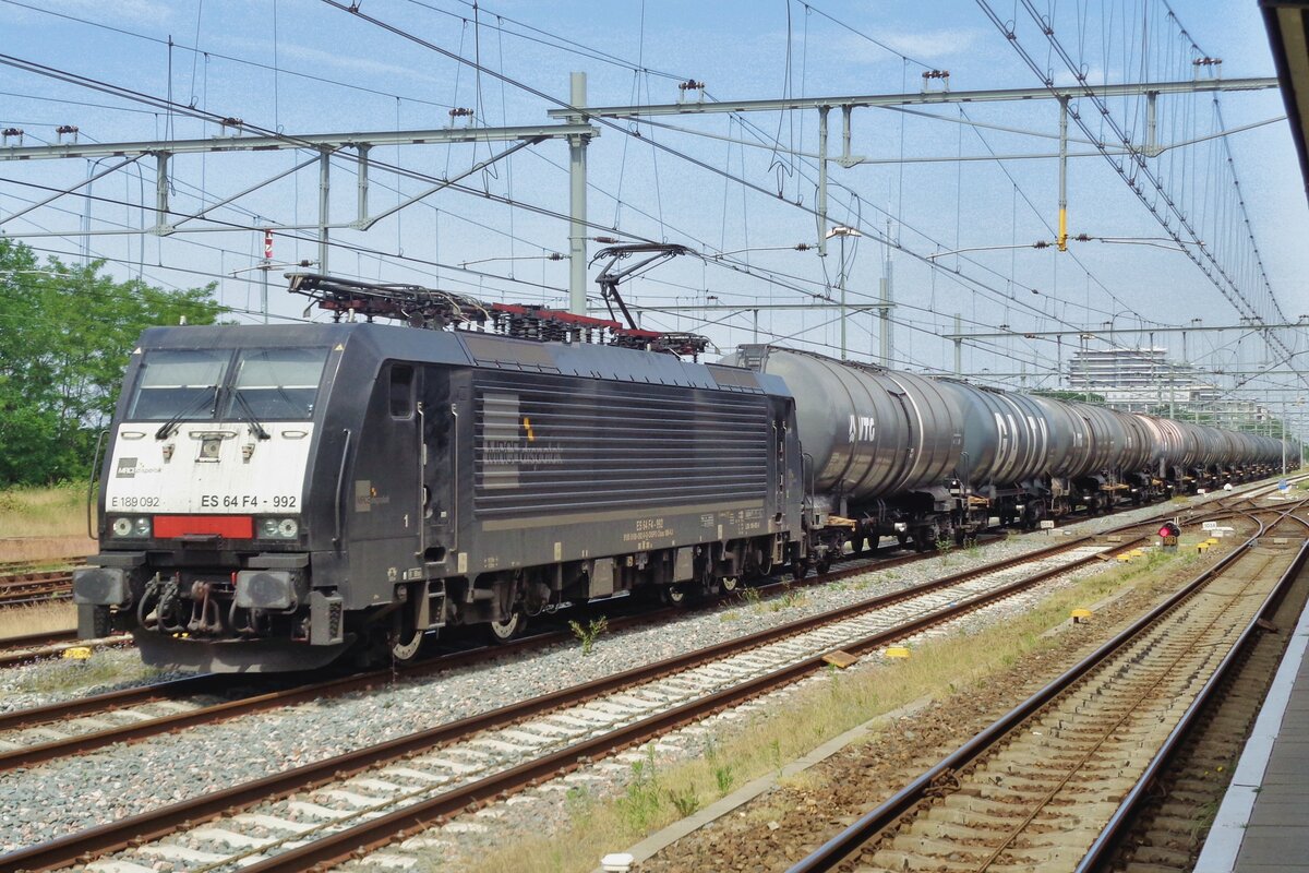 On 28 May 2018 SBB Cargo 189 092 hauls a diverted oil train into Nijmegen.