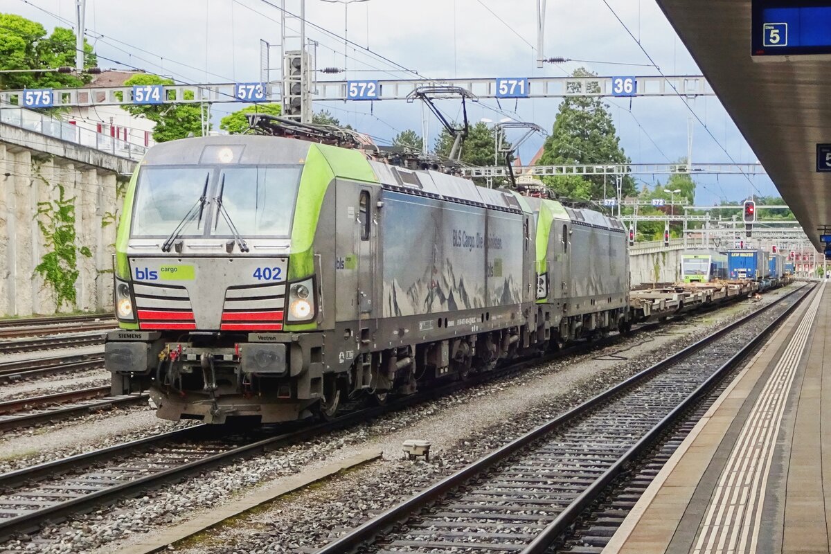 On 28 May 2019, BLS 475 402 hauls a sparsely loaded intermodal service into Spiez toward Italy.