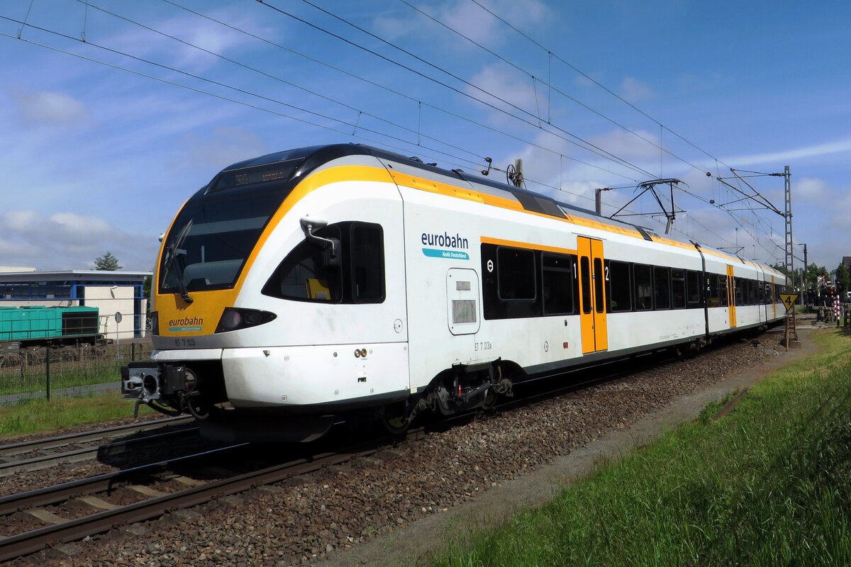 On 28 May 2021 EuroBahn ET7-03 passes the railway crossing at Venlo Vierpaardjes.