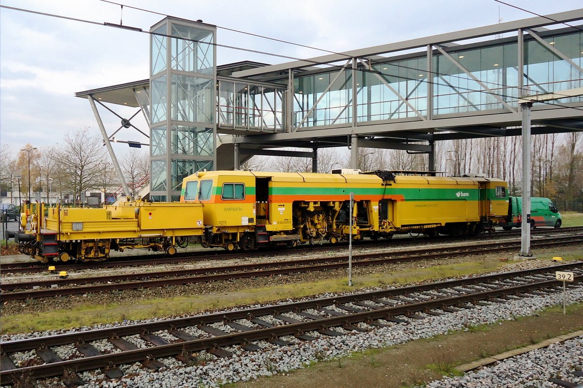 On 28 November 2014 BAM 254 gets readied for works at Boxctel.