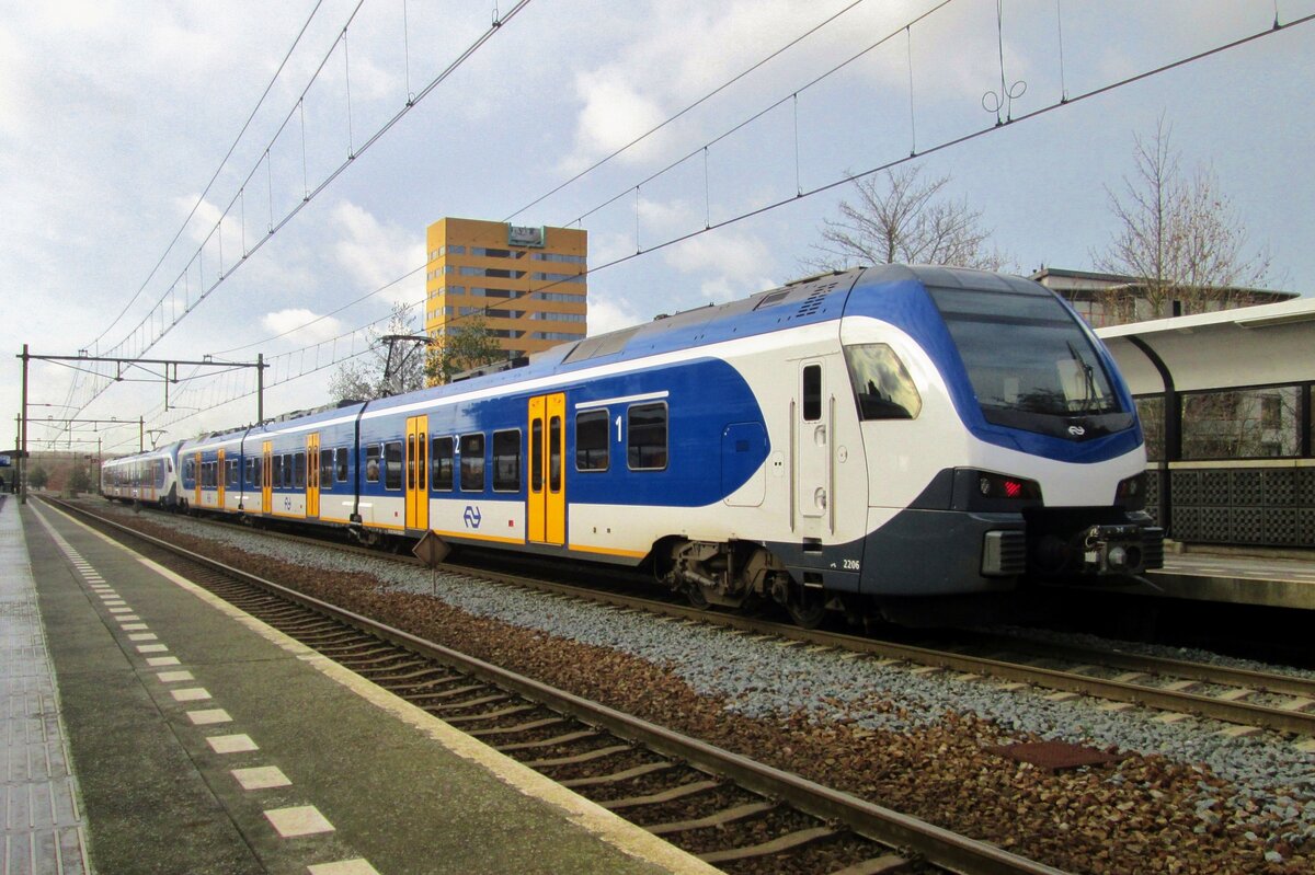 On 28 November 2017, NS 2206 was photographed at Nijmegen-Dukenburg with a bit of frog's perspective.