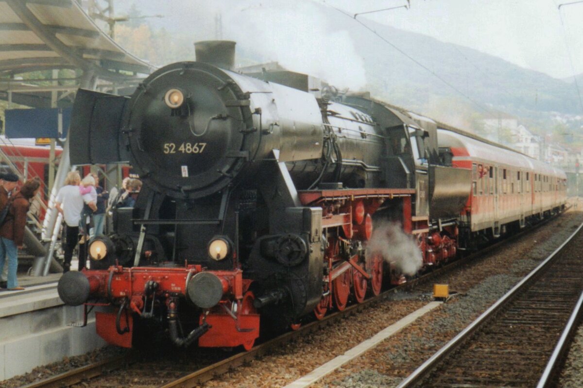 On 28 September 2005 Kriegslok 52 4867 stands with an extra train at Neustadt (Weinstrasse).