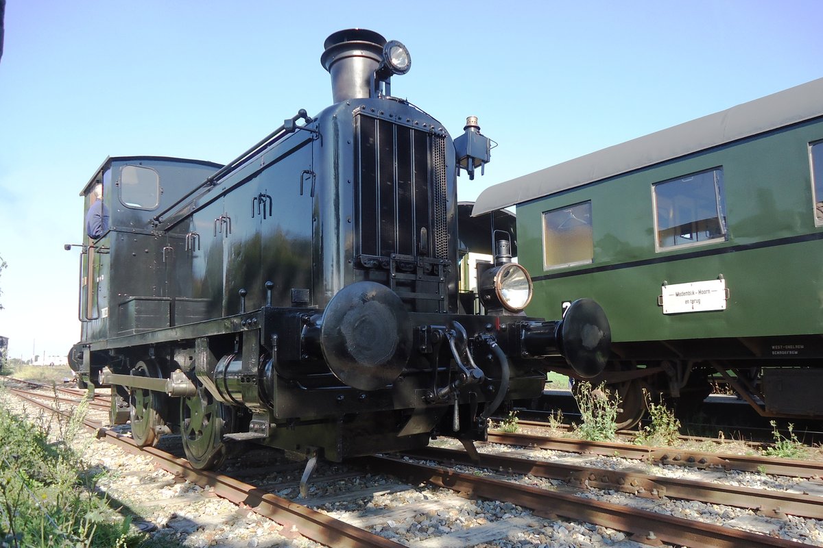 On 28 September 2018, UK War Department shunter (700)33 stands in Wognum. This former army shunter was bought by NS ans is now saved by the SHM. There, she is repainted as NS 162.