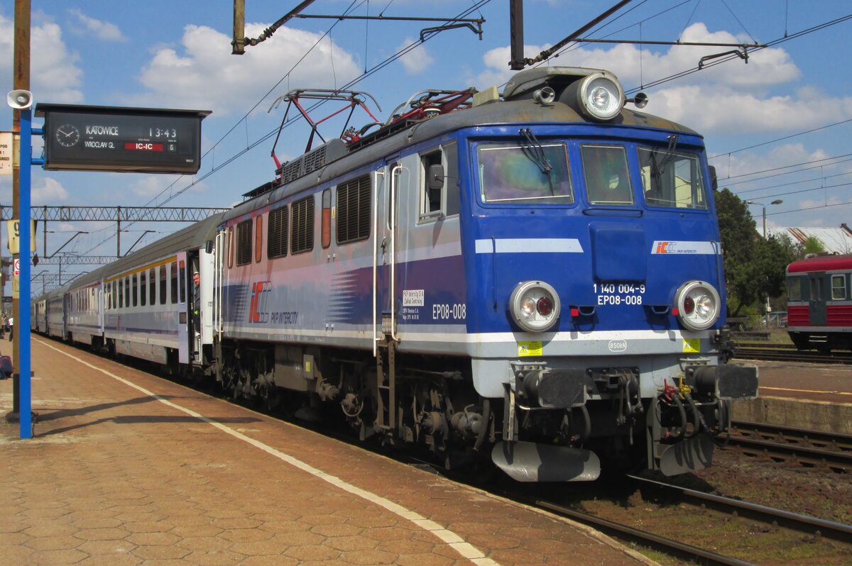 On 29 April 2016 EP08-008 calls at Leszno with an IC service to Wroclaw Glowny.