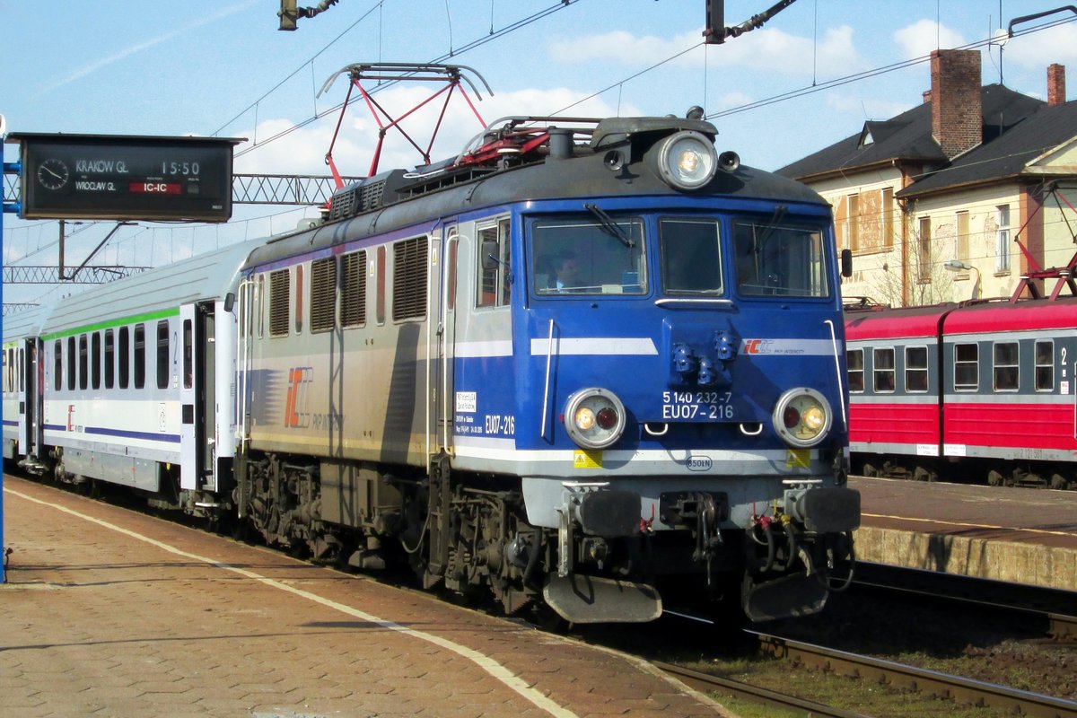 On 29 April 2016 passengers at Leszno have ten minutes time to board the EU07-216 hauled IC service to Wroclaw Glowny.