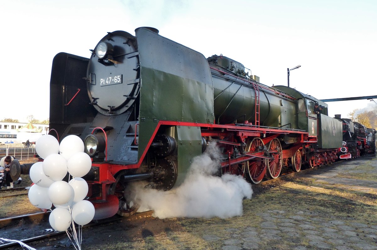On 29 April 2016 Pt47-65 celebrates her succesful renovation at Wolsztyn with a balloon filled rope cutting ceremony. Alas, the 'ropes' were made of nylon, that compacts on pressure unlike standard rope, that can be cut by driving a steam loco across. The idea of a rope cutting by locomotive was good, but the nylon didn't cooperate so the 'rope' had to be burned to get the balloons loose.