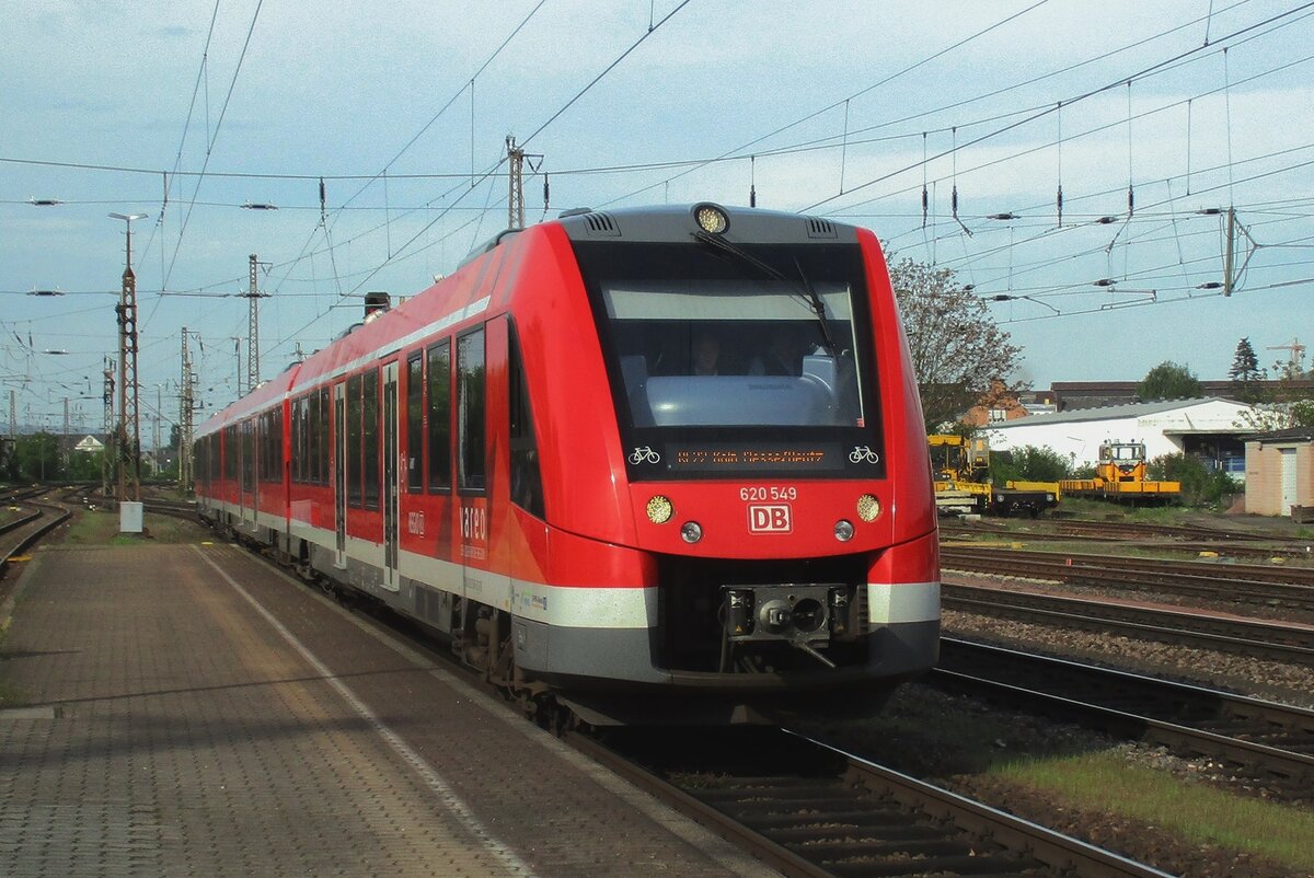 On 29 April 2018 DB 620 549 calls at Trier Hbf.