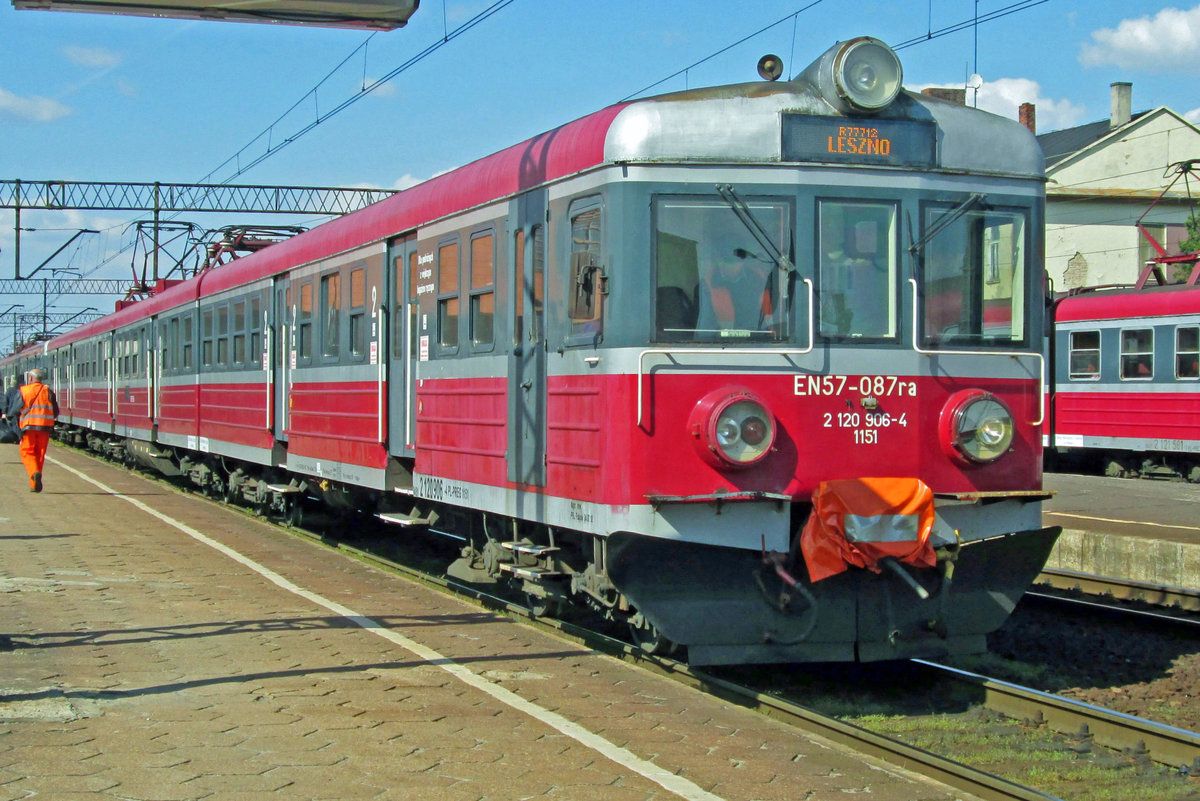 On 29 April 2018, EN57-087 calls at Leszno.