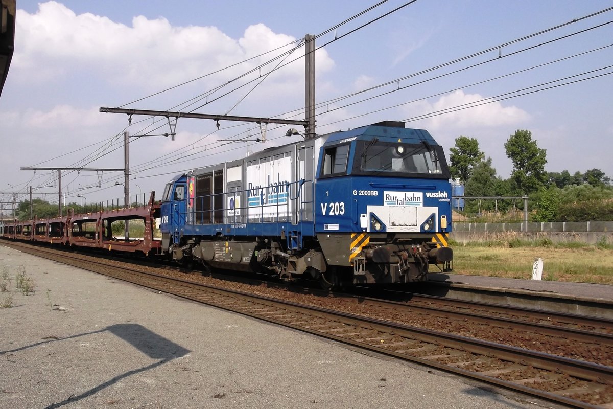 On 29 August 2013, RTB V 203 hauls a rake of empties through Antwerpen-Noorderdokken.