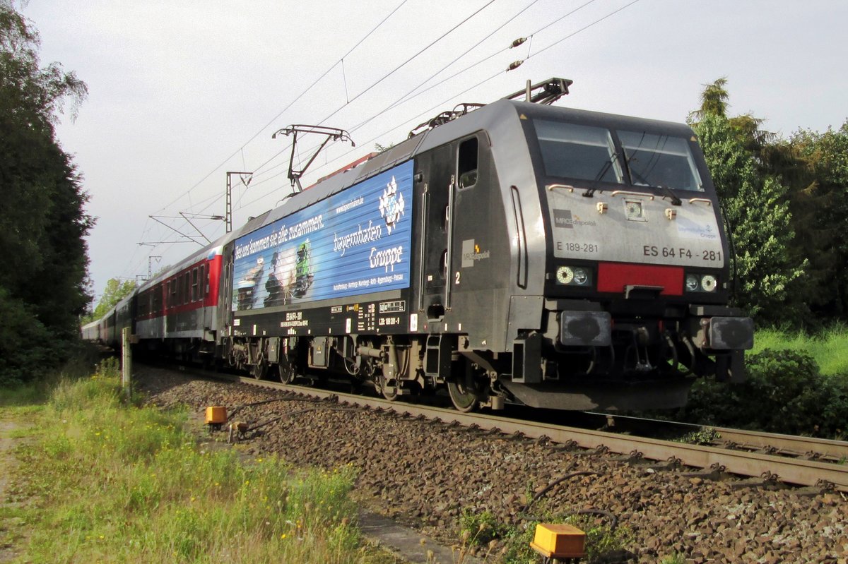 On 29 August 2014 TX Log 189 281 hauls an overnight train through Kaldenkirchen and passes the photographer at a railway crossing.